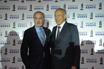 El diseñador Gino Bogani y Luis Ovsejevich, presidente de la Fundación Kones, esta noche, en la entrega de los diplomas de mérito de los premios 2022
