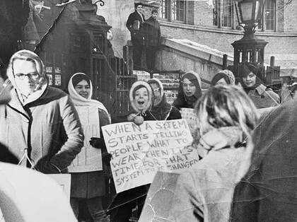 El diseñador Jason Rosenberg transformó la falda elegida en un manifiesto: retomó la proclama que su propia madre hizo más de 60 años en el Bronx: “Cuando un sistema empieza a decirle a la gente qué ponerse, es hora de cambiarlo”