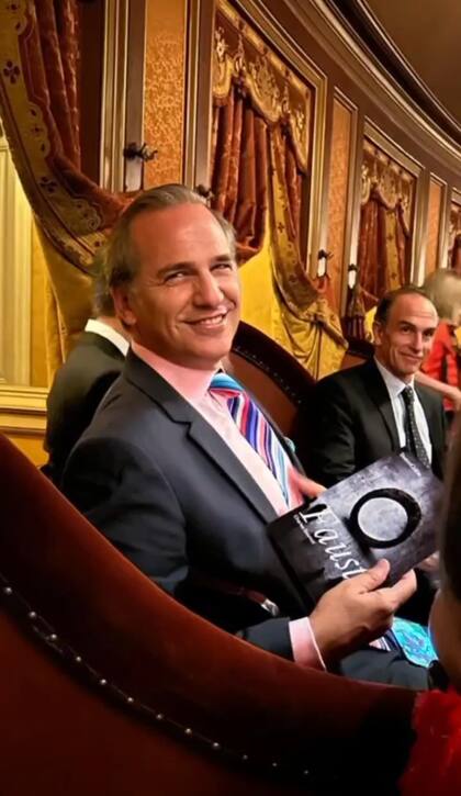 El diseñador Javier Iturrioz y Santiago Born en el palco del Colón.