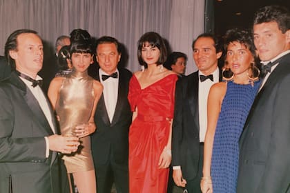 El diseñador Jorge de la Cruz, la ex modelo y hoy productora de moda Roxana Harris, el empresario Franco Macri con Evangelina Bomparola, Javier Lúquez, Ana Laura Merlo y Sergio Goycoechea, durante uno de los cumpleaños de Macri. 