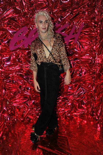 El diseñador Jorge Rey confesó en sus historias de Instagram que le costó un poco acoplarse al dresscode porque no tenía ninguna prenda animal print. Asimismo, reveló que quiso agregarle un toque "roquero" con un collar de cadenas y la camisa abierta. En la pista de baile, Rey se lució junto a Bernarda Cella, una de las creadoras de Olga