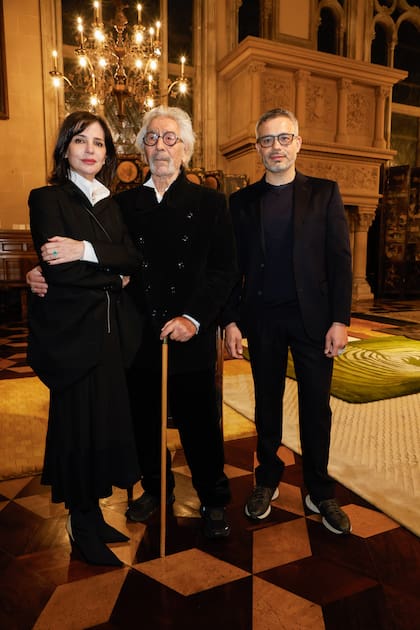 El diseñador junto a los curadores de su retrsospectiva, Sandra T. Hillar y Wustavo Quiroga. “Desde los años 60, Churba desarrolla una obra que explora múltiples soportes —mobiliario, alfombras, textiles y cristales— con igual profundidad técnica y estética. Sus alfombras vibran como superficies ópticas, los sillones “Cinta” esculpen el espacio con gestos curvos y los vidrios, irrepetibles, condensan una alianza excepcional con la artesanía. Su noción del diseño como pensamiento transversal ha transformado la historia local, tendiendo puentes con prestigiosas creaciones internacionales", describieron
