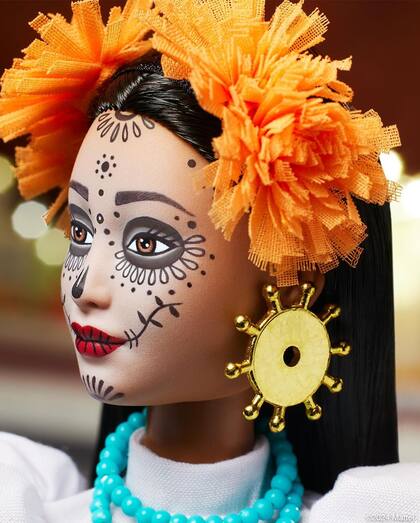 El diseñador Kris Goyri pintó el maquillaje a mano inspirado en las tradicionales “Catrinas”
