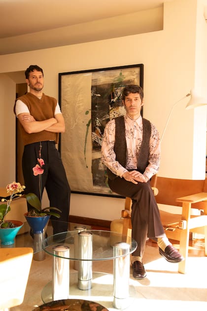 El diseñador Matías Carbone y Leopol Mones Cazón (der.), galerista al frente de Isla Flotante