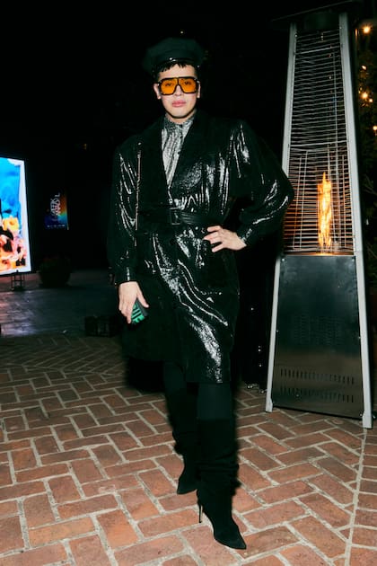 El diseñador Santiago Artemis apostó por un outfit en el que el brillo y los accesorios marcaron la diferencia.