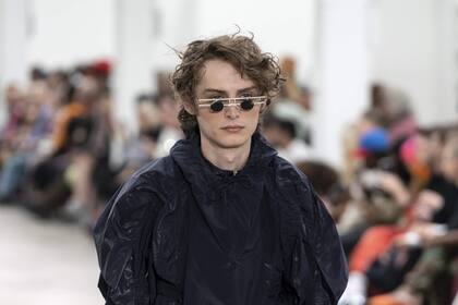 El diseñador suizo Per Götesson complementó con llamativas gafas