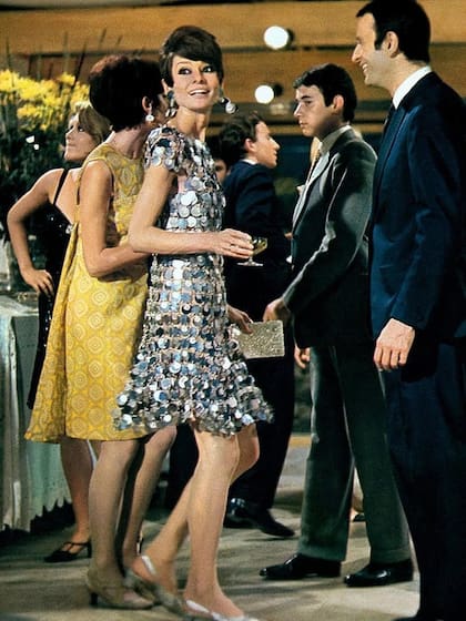 El diseñador también dejó su impronta en cine. Con el diseño metalizado que Audrey Hepburn lució en “Dos en la carretera” (1967, del director Stanley Donen) y el estilo que impuso en el vestuario de Jane Fonda en “Barbarella” (1968) inspirado en los trabajos de Paco Rabanne.