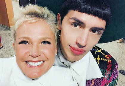Santiago Artemis con Xuxa, cuando la visitó en Brasil para su serie en Netflix