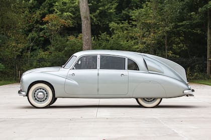 El diseño aerodinámico y futurista del Tatra T87 y las innovaciones tecnológicas lo convirtieron en un auto preciado para los oficiales nazis