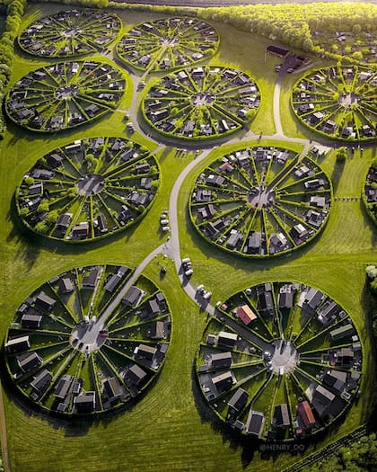 El diseño circular organiza las viviendas alrededor de espacios verdes comunes