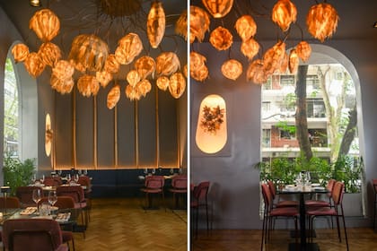 El diseño de iluminación fue clave, como así también aprovechar al máximo la luz natural durante el día. La pared lateral cuenta con un panel de telas y led que contribuye a absorber ruidos del ambiente y aporta calidez.