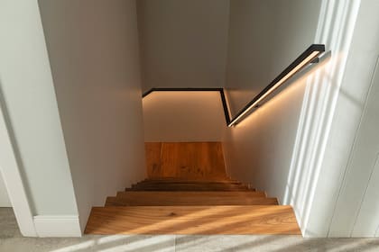 El diseño de la iluminación de todo el proyecto estuvo a cargo del estudio de Giuliana Nieva Umansky. En la escalera, además de iluminación en el techo, eligieron una tira para la baranda.