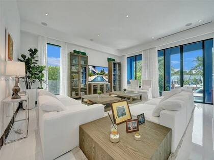 El diseño de la mansión se caracteriza como minimalista con tonos blancos