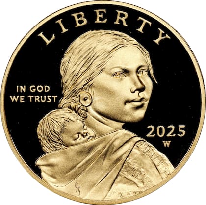 El diseño de la moneda presenta la imagen de Sacajawea, una mujer indígena perteneciente a la tribu shoshone que acompañó y guio a la Expedición de Lewis y Clark, junto con su hijo