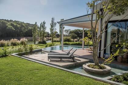 El diseño de la pileta incidió positivamente en la cohesión interior-exterior. El monte de eucaliptos funciona como telón de fondo, sobre el que se recorta la propuesta planteada dentro del jardín