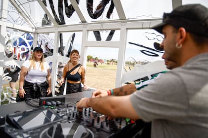 El diseño de las casitas de música electrónica estuvo a cargo de artistas de Arteba