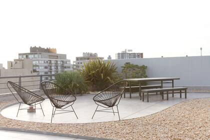 El diseño de las curvas sirvió para generar espacios dentro de la amplia terraza. Mesa con bancos livianos dispuestos al sol y sillones Acapulco fáciles de trasladar muestran plasticidad. 