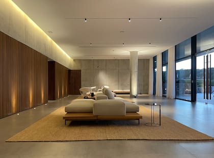 El diseño de los interiores combina perfectamente con las vistas y el entorno natural