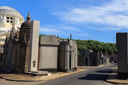 El diseño del cementerio es un sistema de diagonales sobre un damero