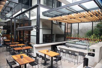 El diseño del paisajismo, a cargo de Ignacio Van Heden, fue clave para equilibrar el hormigón y el uso de negro en estructuras y mobiliarios.