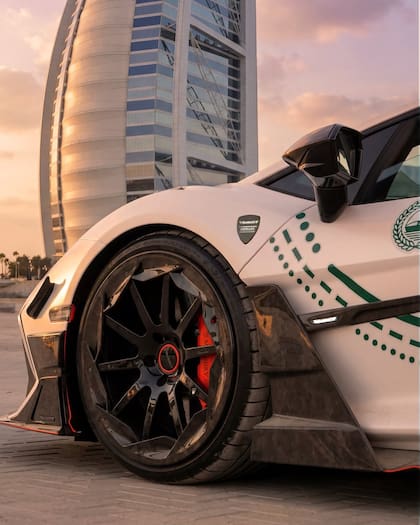 El diseño del patrullero fue adaptado para el servicio policial, luciendo los colores verde y blanco (créditos: Mansory)