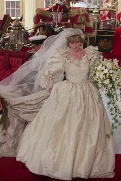 El diseño del vestido estuvo a cargo de David y Elizabeth Emanuel