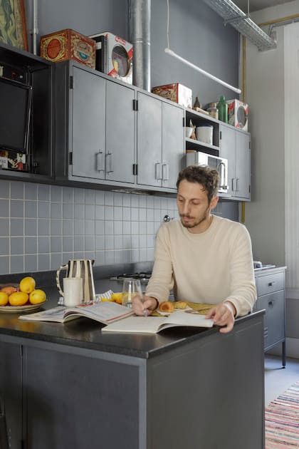 El diseño en L del mueble de la cocina generó una pequeña barra, que es el lugar favorito de la casa.