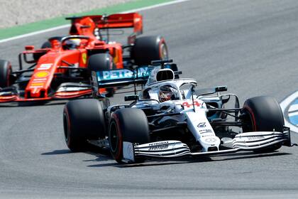 El diseño especial con el que Mercedes correrá el GP de Alemania de Fórmula 1. Atrás, una Ferrari.