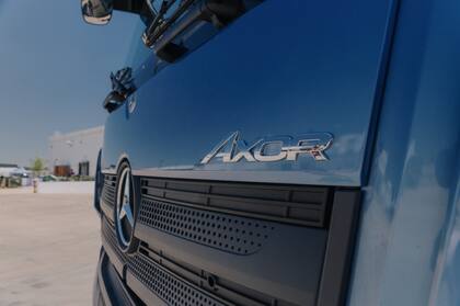 El diseño exterior de la cabina sigue los trazos de otros camiones de ruta de la marca