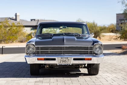 El diseño exterior mantiene la esencia clásica del Chevy Nova 1967, con detalles como un capó cowl-induction y pintura Slate Gray de Porsche