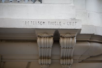 El diseño fue obra del estudio de arquitectos Petersen, Thiele y Cruz, cuyos nombres están grabados en la fachada de cada uno de los edificios que componen la cuadra