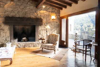 El diseño fusiona distintas texturas: piedra, madera, cemento alisado y amplios ventanales con soberbias vistas