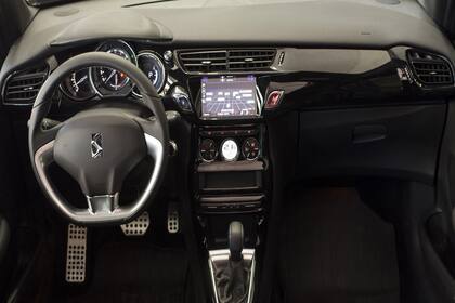 El diseño interior tiene estilo deportivo