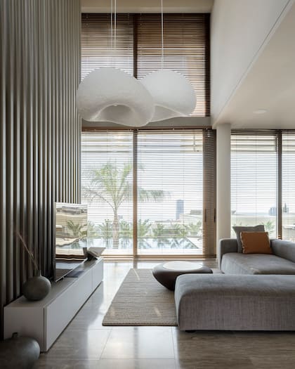 El diseño italiano dice presente en las costas de Chipre con la alfombra rústica (Bonaldo) y el sofá modular 'Boog' (Désirée Divani).