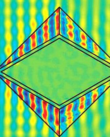 El diseño más complejo de diamante eliminó el problema del reflejo de luz en los bordes. Imagen: Nature Materials