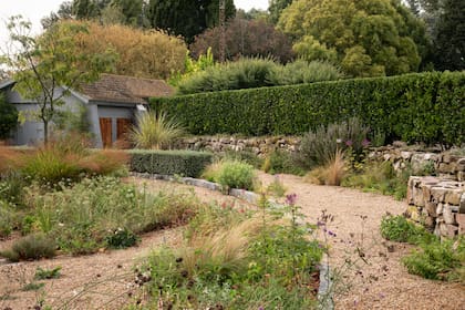 El diseño propuesto responde al trazado de la pirca de piedra, junto a cercos de Ligustrum texanum, Teucrium fruticans y escalones de granito que giran alrededor de la casa, sobre una base de binder con plantación naturalista.