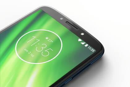 El diseño reduce bastante los marcos frontales; en el superior ubica la cámara frontal, el único parlante y el flash de relleno