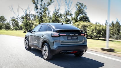 El diseño retoma guiños de modelos icónicos de la marca con una lectura contemporánea.