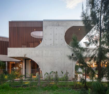 El diseño se caracteriza por sus formas curvas, las cuales se integran con el paisaje