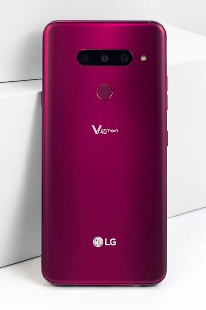 El diseño trasero del V40 incorpora el sensor de huellas digitales y un vidrio con un tratamiento que lo hace texturado