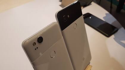 El dise?o trasero de los Pixel 2 y Pixel 2 XL; el modelo más grande tiene una textura muy agradable al tacto