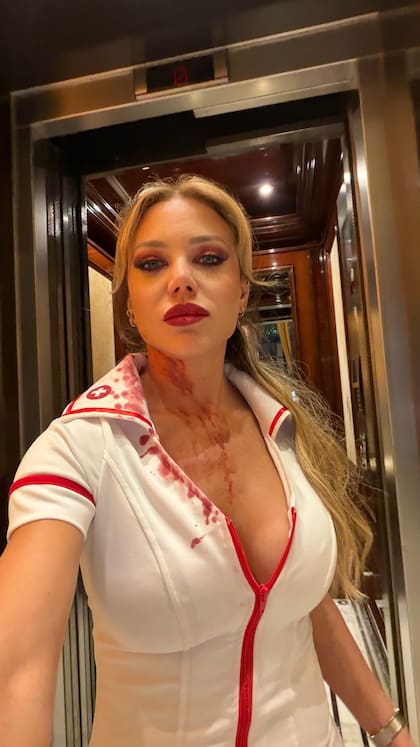 El disfraz de enfermera de Eva Anderson con detalles de sangre en su vestido y rostro