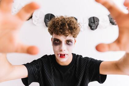 El disfraz de vampiro consiste en un maquillaje bastante simple