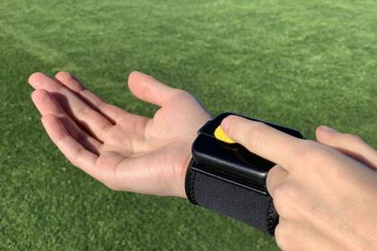 El dispenser de alcohol en gel de PumPix se lleva en la muñeca como un reloj pulsera