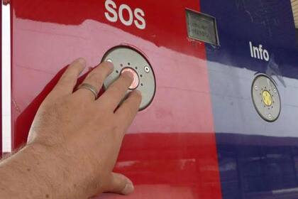 El dispositivo de asistencia con los dos botones disponibles para el pasajeros, de asistencia y de información