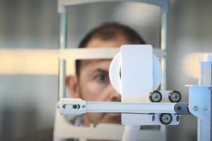 El dispositivo de Telefónica que te toma fotos del ojo para analizar si podés tener cataratas