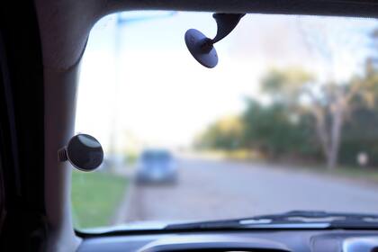 El dispositivo está conformado por dos espejos que se instalan fácilmente