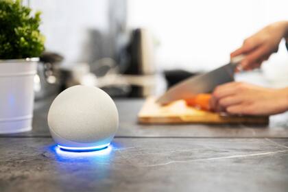 El dispositivo funciona con distintos comandos de voz y la palabra clave es "Alexa"