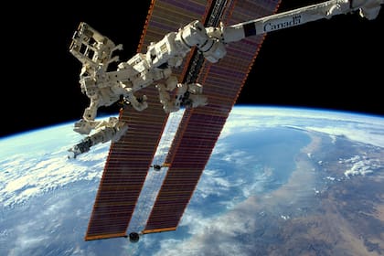El dispositivo que busca fugas de amoníaco (el refrigerante de la Estación Espacial) enganchado al brazo robot Canadarm2