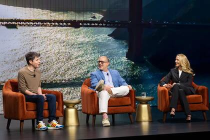 El dispositivo que llevará a ChatGPT en su corazón será diseñado por Jonathan Ive, el diseñador del iPhone original (en el centro de la foto junto a Sam Altman, el CEO de OpenAI, y a Lauren Powell Jobs, la viuda de Steve Jobs)